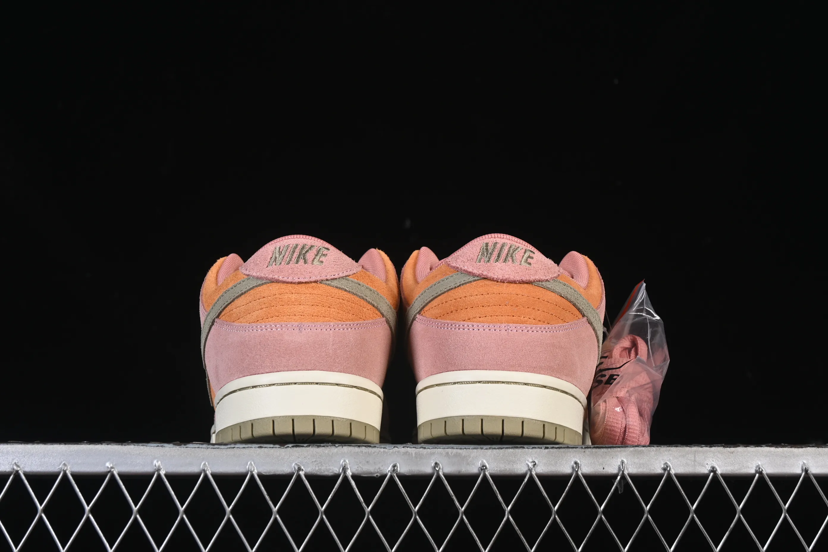 All Categories Nk SB Dunk Series Nk SB Dunk Low Low-top sneakers Nike SB Dunk Low "Red Stardust" Stardust powder Low-top casual sneakers HJ4135-600